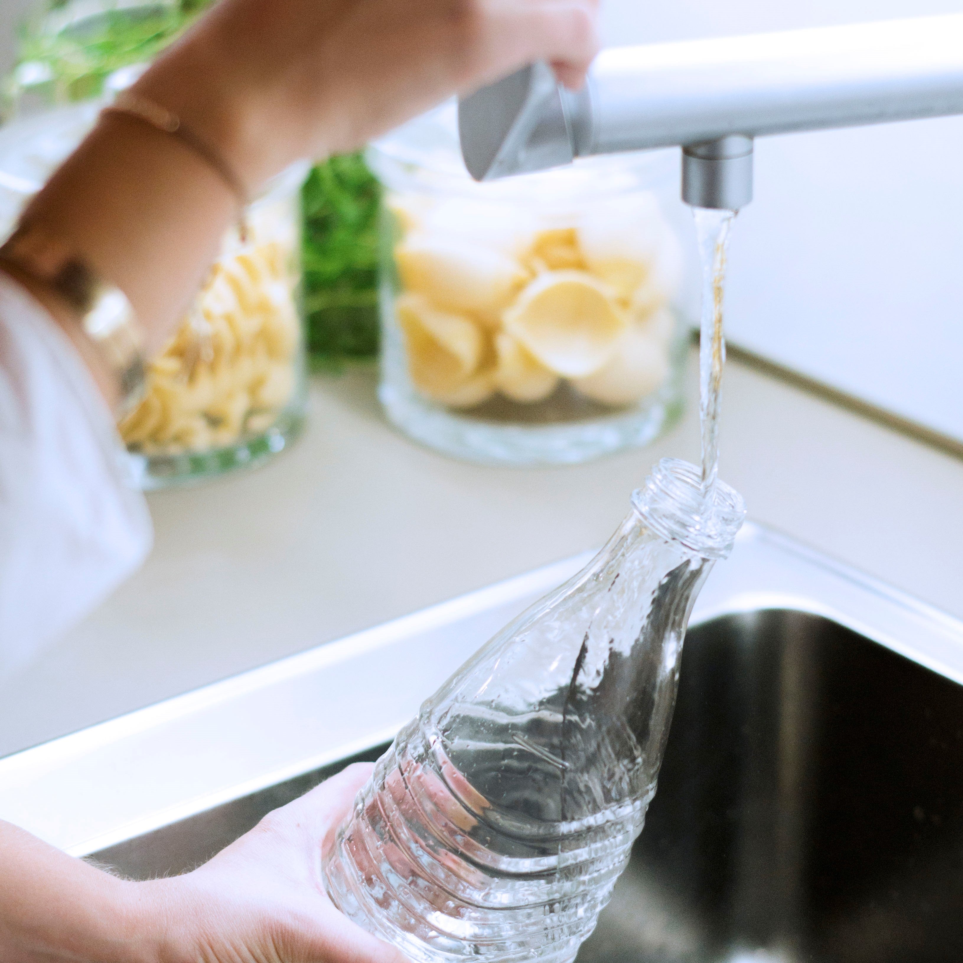 SodaStream Glasflasche mit Leitungswasser füllen