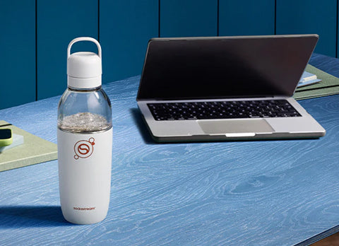 Trinken nicht vergessen: Tipps, um auf der Arbeit ausreichend zu trinken