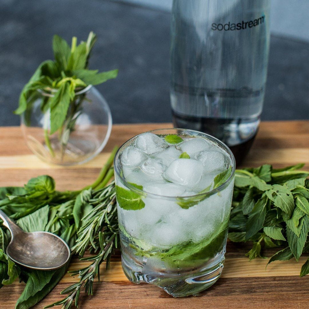 Frisches Sprudelwasser mit Kräutern