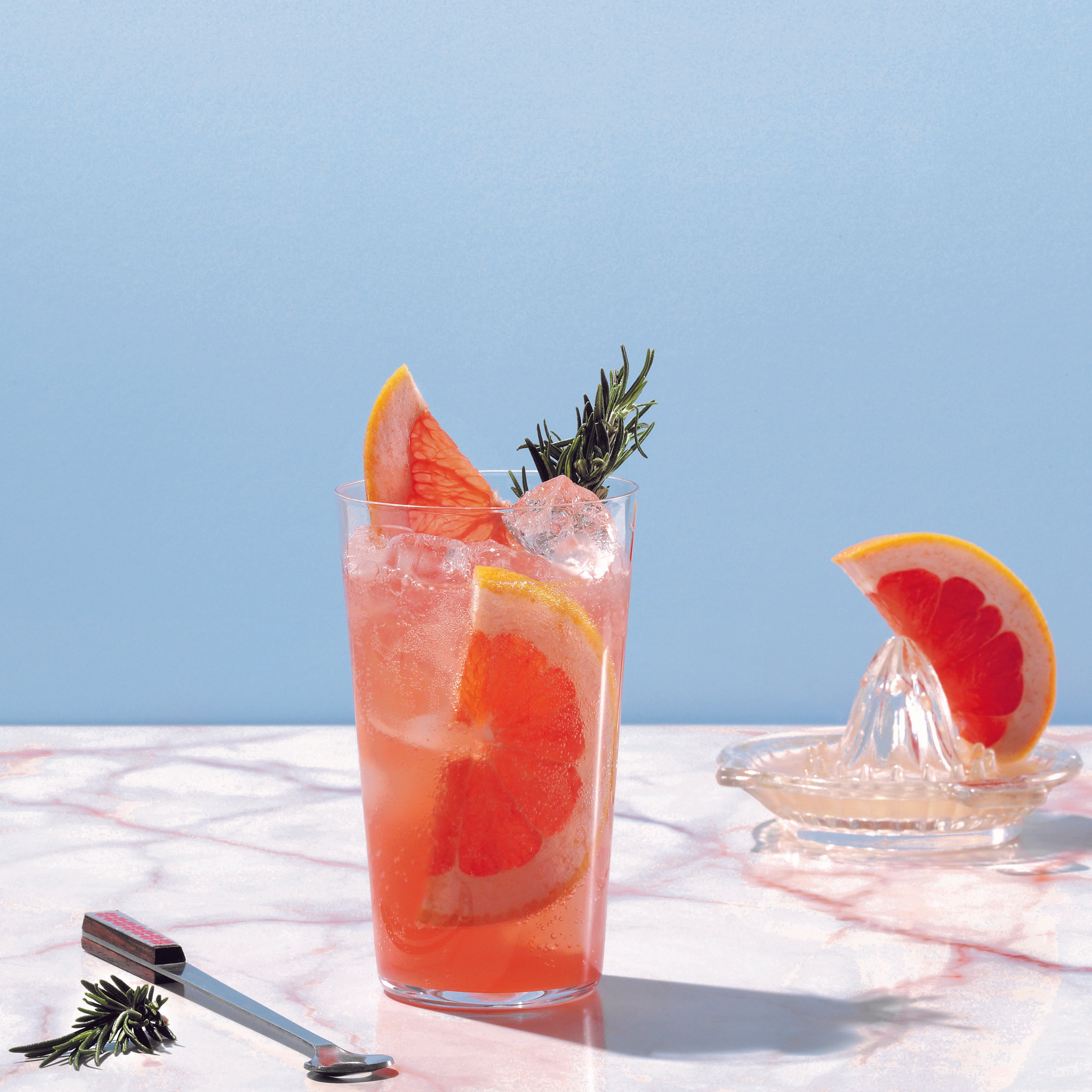 Prickelnder Grapefruit-Rosmarin-Mocktail